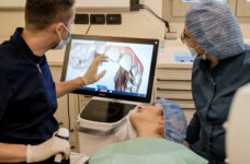Quali sono le caratteristiche che deve avere un impianto dentale per essere biocompatibile?